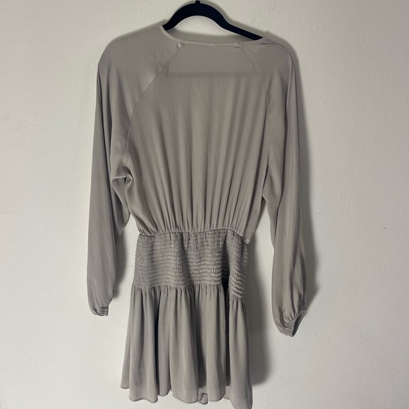 Gorgeous GLAM short light grey dress , small .v-neck , buttoned . Long sleeves - Picture 7 of 9